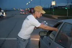 В Ингушетии добровольцы раздают воду и финики постящимся