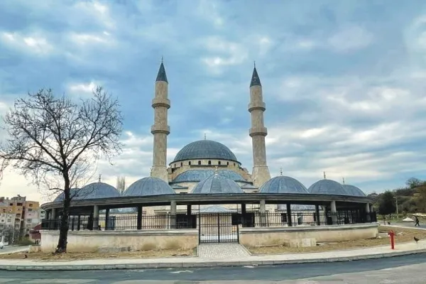 Bulgaristan'daki en büyük cami karanlıkta
