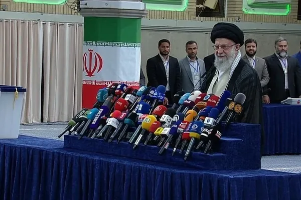 قائد الثورة : ديمومية ومكانة الجمهورية الاسلامية رهن بحضور الشعب