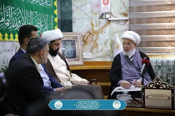 تجلیل تولیت آستان حسینی از قاریان ختم قرآن رمضانیه + عکس