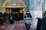 در حال حاضر که بخش کفشداری حرم در راستای اجرای پروتکل های بهداشتی تعطیل است خدام این بخش در مبادی ورودی حرم به ارائه خدمات می پردازند.