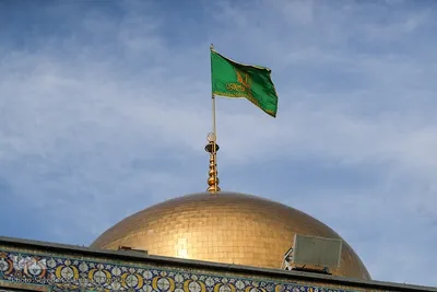 تعویض پرچم گنبد بارگاه رضوی در روز ولادت حضرت رضا(ع)