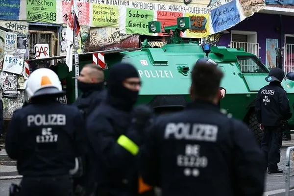 Almanya'da aşırı sağcı şüphelisiyle polis ve itfaiyeye yönelik operasyon