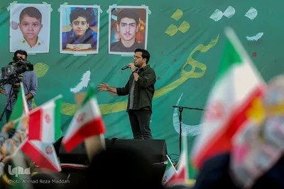 تجمع دانش‌آموزان شیرازی در یادبود شهدای دانش‌آموز حادثه تروریستی