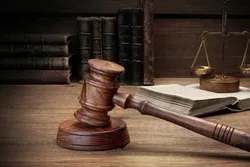 محکمة هندیة تعاقب مواطنة بإهداء مصاحف بعد إساءتها الی الإسلام