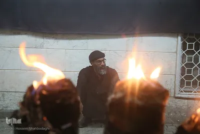 آیین مشعل‌گردانی نجفی‌های مقیم قم در شب تاسوعای حسینی