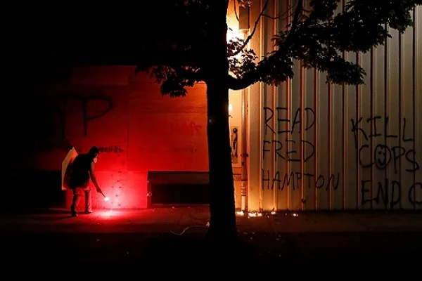 Portland'da ırkçılık karşıtı protestocular polis merkezine saldırdı