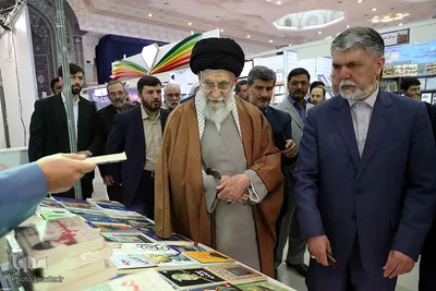 بازدید رهبر انقلاب اسلامی از نمایشگاه کتاب تهران