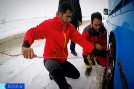 امدادرسانی به مسافران گرفتار برف و کولاک در آذربایجان غربی