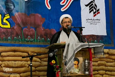⁨عطر افشانی و گلباران مزار شهدا در اصفهان⁩