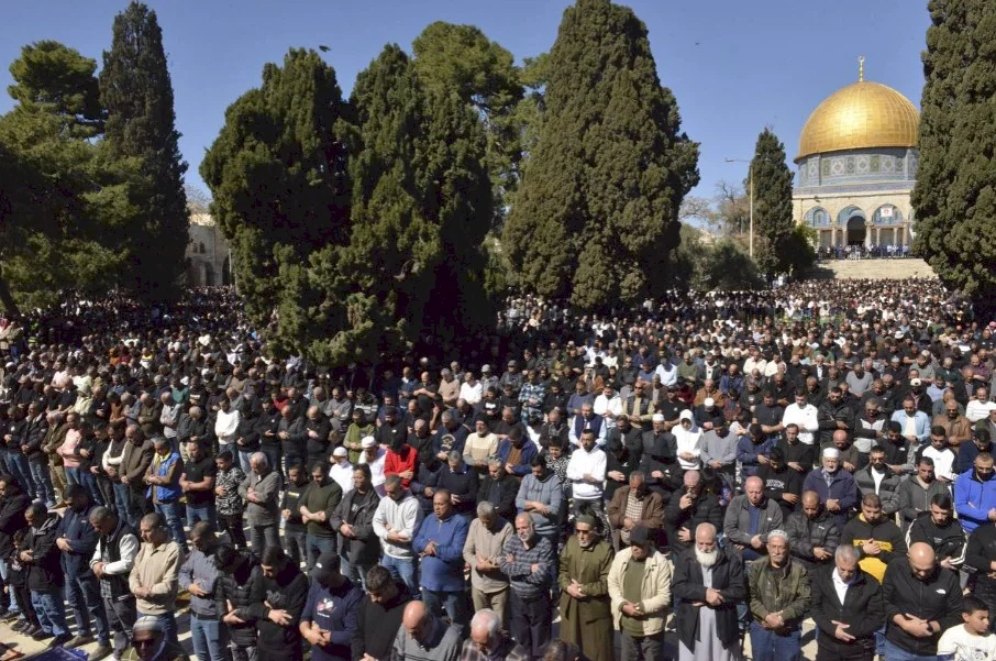 Des milliers de Palestiniens accomplissent la prière du vendredi à Al-Aqsa