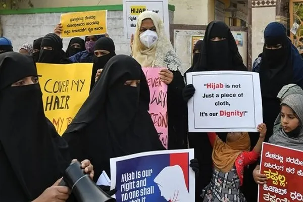 Demonstrasi di India membantah larangan hijab di sekolah dan universiti