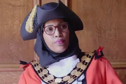 Angleterre: la première femme maire portant un voile