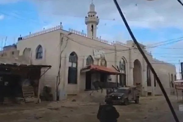 جنود الاحتلال يدنّسون مسجداً في مخيم جنين ويؤدون صلوات تلمودية