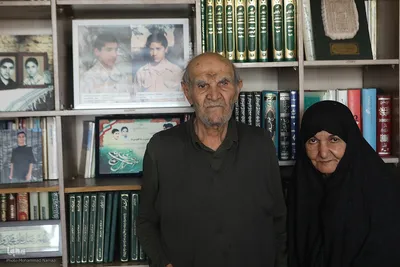 پای سخنان مادر و پدر شهیدان کاوسی‌فر