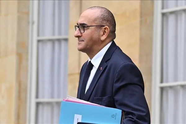 Le ministre français condamne le vandalisme dans une mosquée