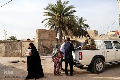 طبخ و توزیع  ۳۰۰ پرس غذا میان نیازمندان در ماه رمضان توسط پایگاه بسیج شرکت نفت و گاز کارون