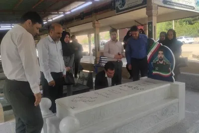 غبارروبی قبور شهدای جنگ تحمیلی 12 روزه توسط اعضای جهاد دانشگاهی لرستان