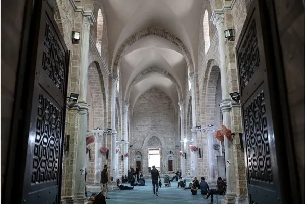 انس فلسطینیان با مسجد تاریخی العمری در قلب غزه