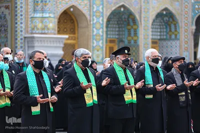Zum Todestag von Fatima Masuma (s.a.) fegen Diener die Innenhöfe mit Besen