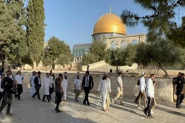 قطعان المستوطنين الصهاينة يقتحمون المسجد الأقصى المبارك