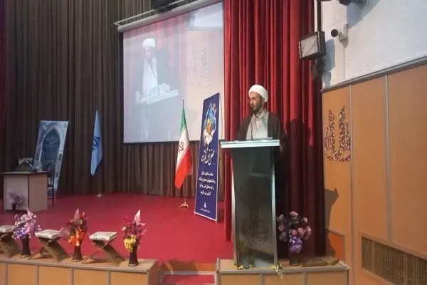 قرآن نور هدایت در ظلمتکده جدید جهان است