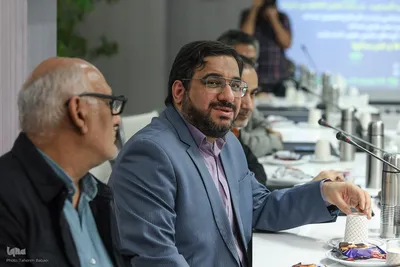 نشست دبیر عالی شورای انقلاب فرهنگی با تعدادی از هنرمندان