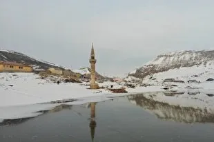 شاهد...مئذنة مسجد أغرقه الجليد في شرق تركيا تجذب الكثيرين