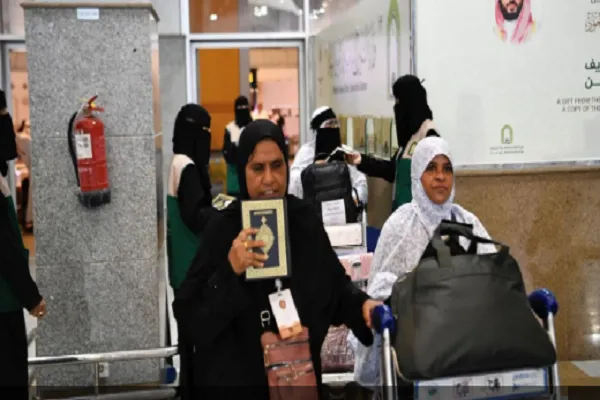 Distribution de Corans parmi les pèlerins quittant l'Arabie Saoudite