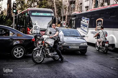 حمل غیر مجاز بار توسط موتور سیکلت و عدم تعادل کافی برای حفظ بار و موتور و نداشتن کلاه ایمنی 