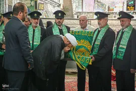 آیین غبارروبی حرم مطهر حضرت احمدبن موسی الکاظم علیهماالسلام، با حضور خانواده‌های مکرم شهدا