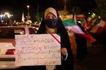 یک تکه مقوا، یک دنیا حرف؛ پلاکاردها زبان گویای میدان