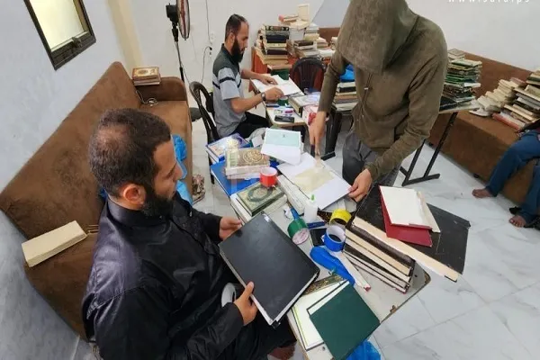 पुराने कुरान की मरम्मत के लिए फिलिस्तीनियों द्वारा voluntary अभियान + फोटो