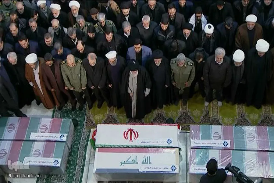 قائد الثورة يؤم الصلاة على جثامين القادة الشهداء في طهران