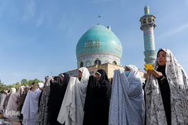 نماز عید سعید فطر در امامزادگان محمد و سکینه خاتون (س) کرج