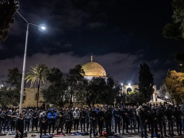 حضور 180 هزار فلسطینی در مسجدالاقصی در شب بیست‌وهفتم ماه رمضان