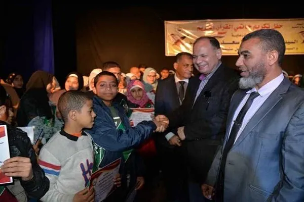 Mısır’ın Asyut şehri valisi 140 Kur’an öğrencisini ödüllendirdi