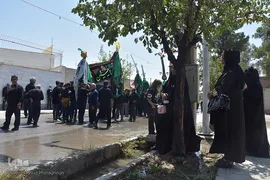 آیین سنتی زانوزدن عزاداران عاشورای حسینی در روستای لاسجرد استان سمنان