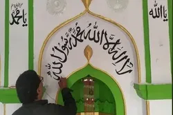পারিশ্রমিক ছাড়াই মসজিদে ক্যালিগ্রাফি আঁকেন অনীল কুমার