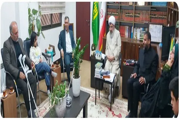 دیدار صمیمانه هنرمندان کم‌توان با امام‌ جمعه بابلسر