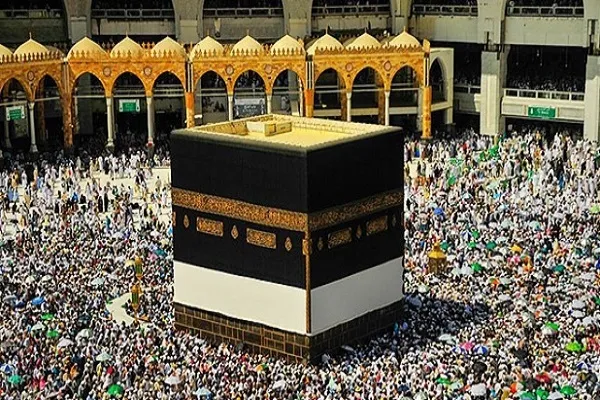 Kabe'nin hac mevsiminde bir kısmı kaldırılan örtüsü yeniden indirildi