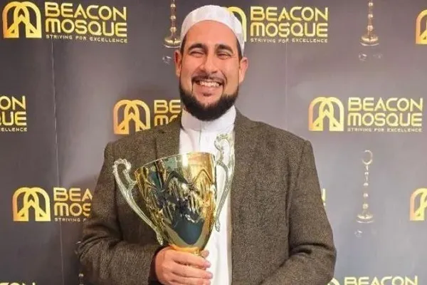 El imam de Liverpool es reconocido por convertir las tensiones en diálogo fuera de la mezquita