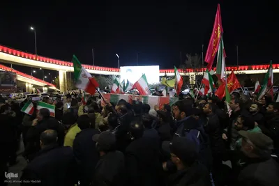 تداوم تجمع شبانه شیرازی در بیعت با رهبری همراه با فرمانده شهید