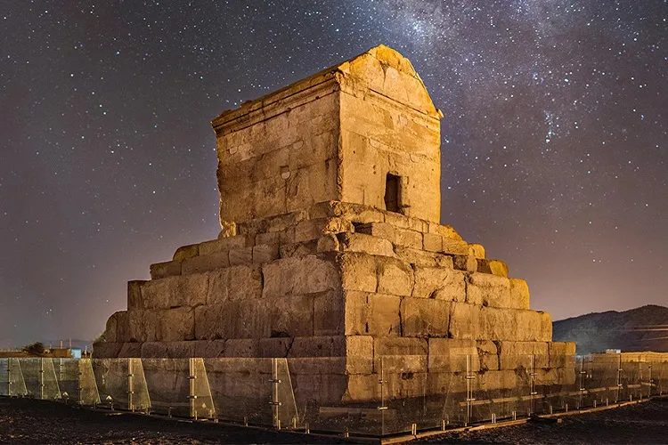 پاسارگاد خاموش می‌شود