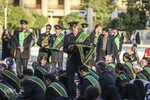 اهتزاز پرچم عزا بر فراز گنبد فيروزه‌اي آستان شاهچراغ(ع)
