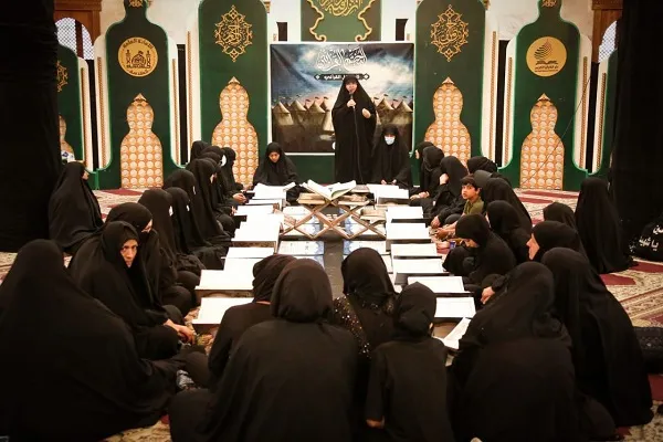 محافل قرآنية نسوية تقيمها العتبة الحسينية على طريق زوار الأربعين + صور