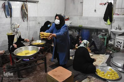 پخت و توزیع نان محلی در سمنان