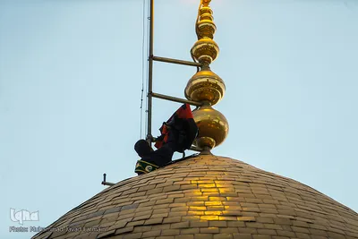 برافراشتن پرچم حرم امام حسین (ع) بر گنبد کربلای ایران
