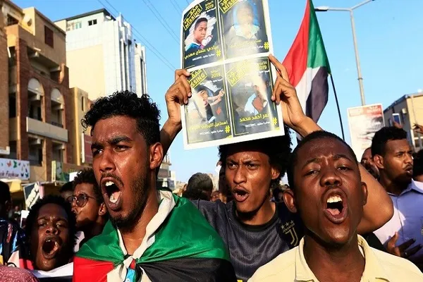 تظاهرات في السودان تطالب بحلّ الحزب الحاكم السابق