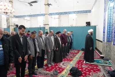 حضور رئیس شورای سیاست‌گذاری ائمه جمعه کشور در جمع نمازگزاران لرستانی